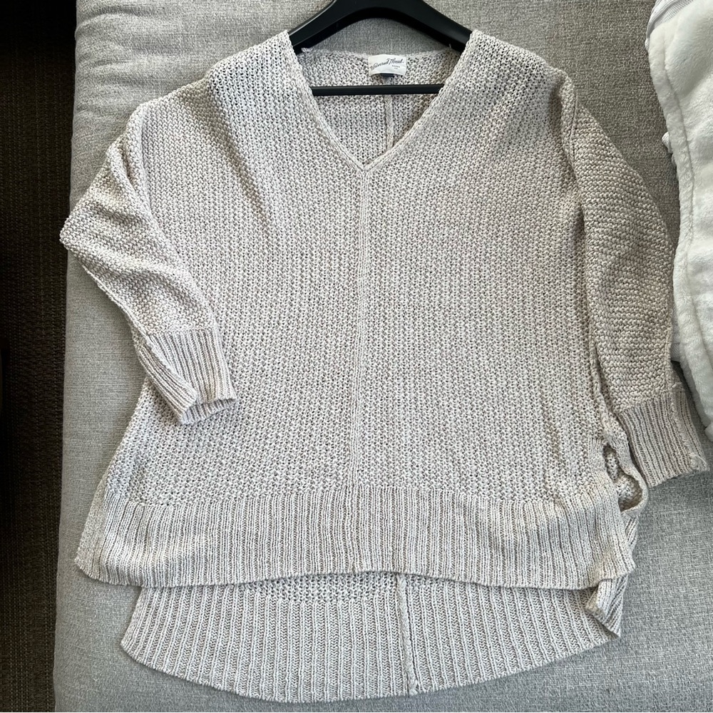 Universal Thread V-Neck Sweater in Light Cream, Large